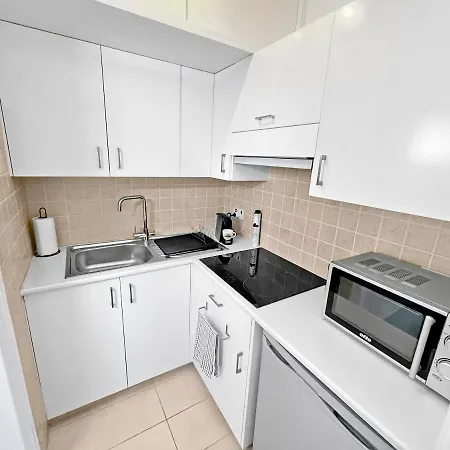 Unbeatable Location! Modern 2br Apartment *